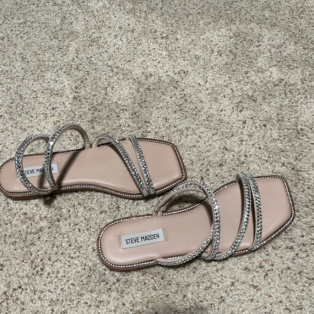 Steve Madden Starie sandal. Worn twice. Size 8.5 - Picture 2 of 3